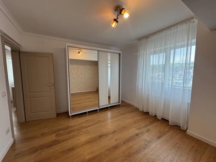 Apartament cu 3 camere semidecomandat în Vișani