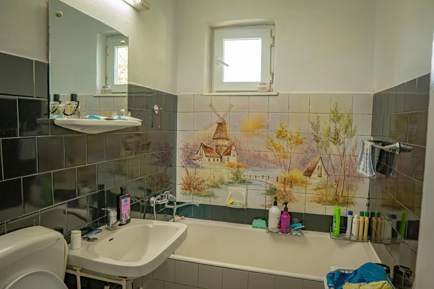 Apartament cu 2 camere semidecomandat în Moinești