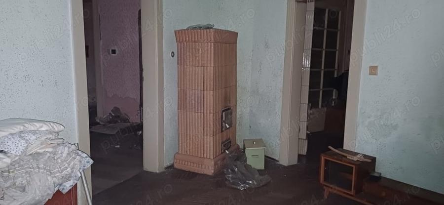 Casă cu 6 camere în Traian