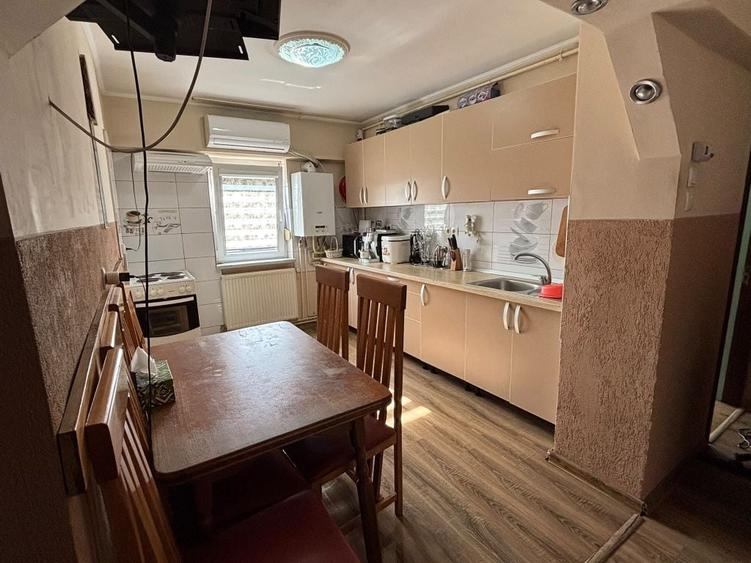 Apartament cu 3 camere decomandat în Micro 17