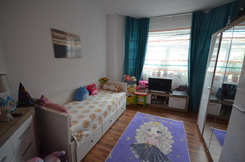 Apartament cu 6 camere decomandat în Calea Călărașilor