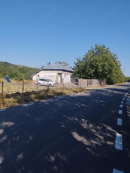 Casă cu 2 camere cu Teren 5500 Mp în Zlata