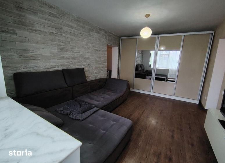 Apartament cu 3 camere semidecomandat în Podu Roș