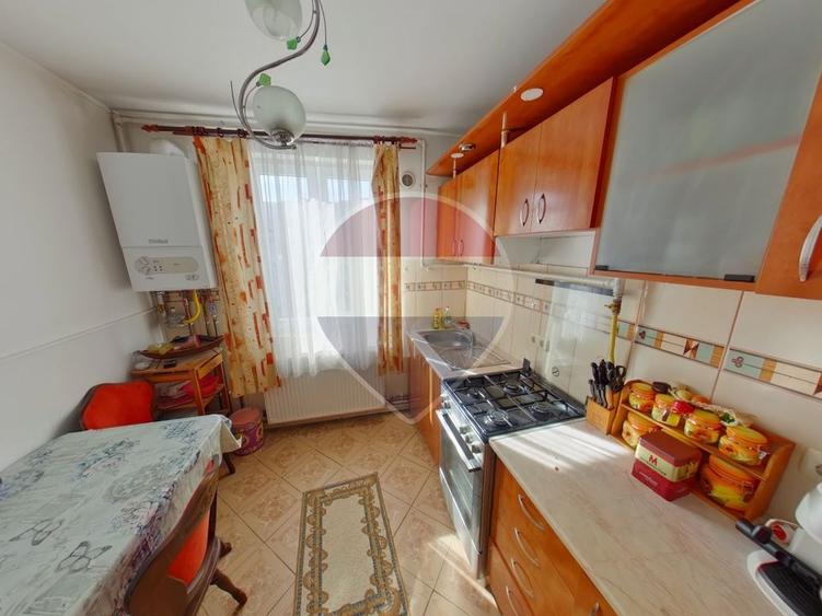 Apartament cu 4 camere decomandat, mobilat în Central