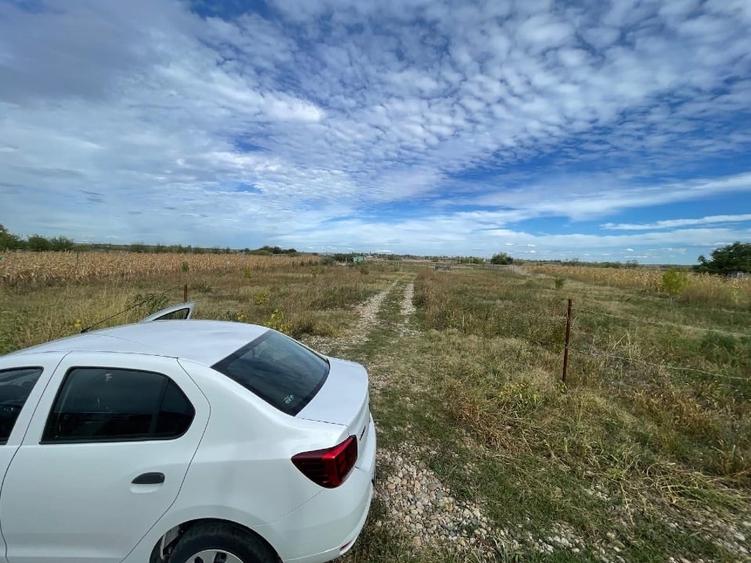 Teren Construcții intravilan de 1600 mp, în Est