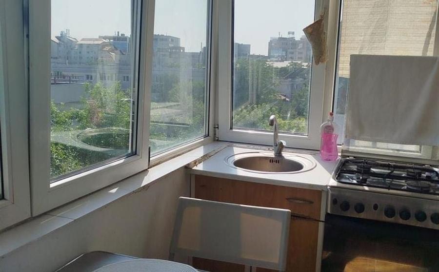 Apartament cu 4 camere semidecomandat în Băneasa