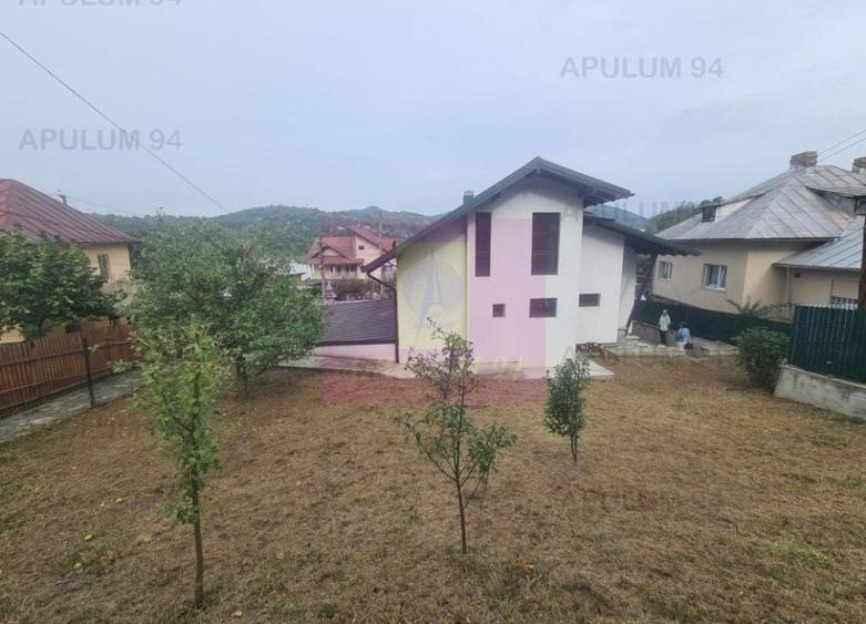 Casă individuală cu 9 camere decomandat cu Canalizare în Central