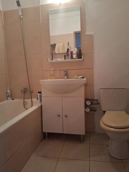 Apartament cu 3 camere semidecomandat în Giulești