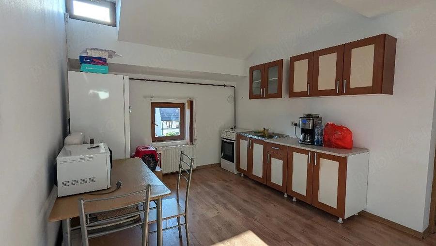 Apartament cu 3 camere semidecomandat în Girocului