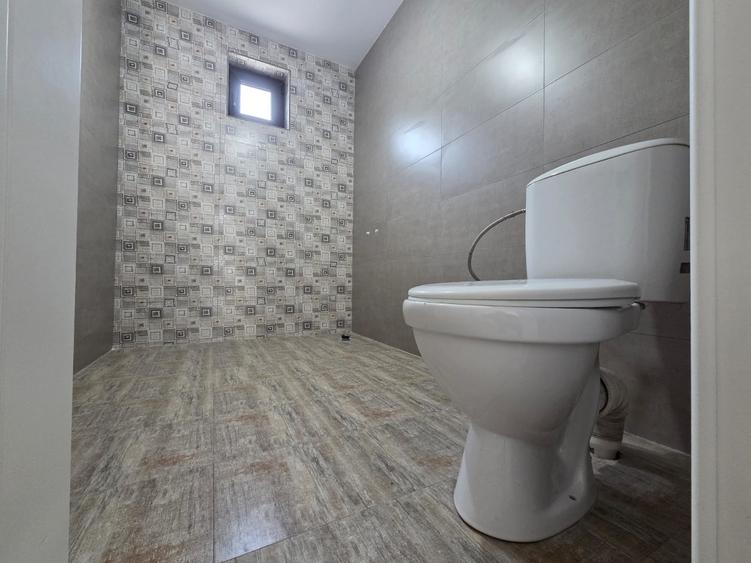 Casă cu 7 camere cu Teren 300 Mp în Exterior Sud