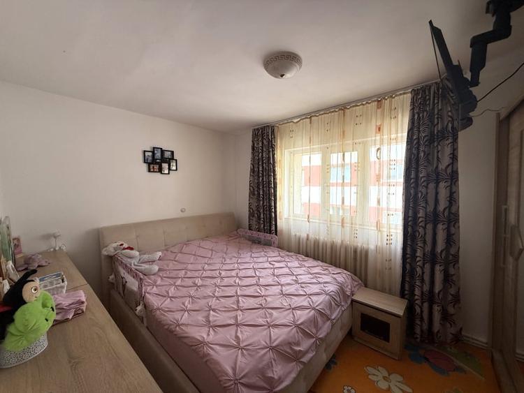 Apartament cu 3 camere semidecomandat, mobilat în Cetate