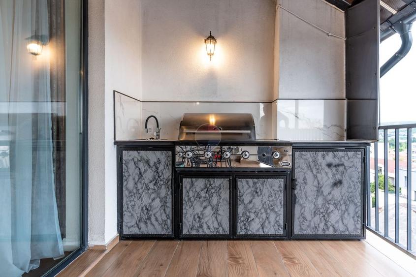 Apartament cu 3 camere semidecomandat, mobilat în Central