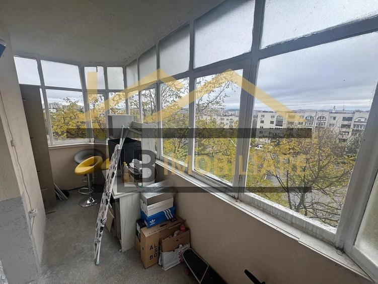 Apartament cu 3 camere semidecomandat în Pandurilor
