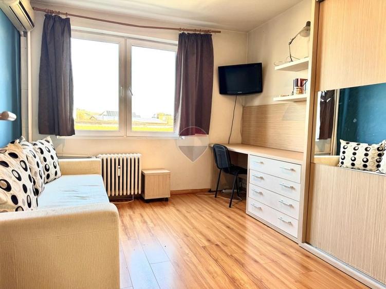 Apartament cu 3 camere semidecomandat, mobilat în Central