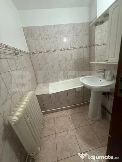 Apartament cu 3 camere decomandat în Cetate