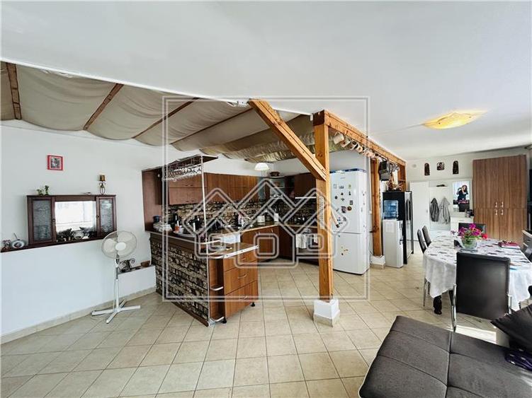 Casă individuală cu 8 camere cu Canalizare în Șura Mică