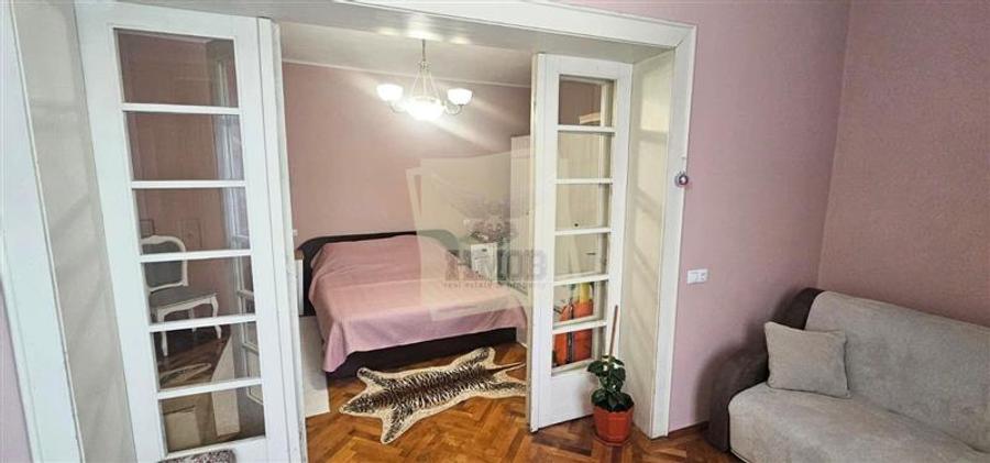 Apartament cu 3 camere decomandat, mobilat în Orașul de Jos
