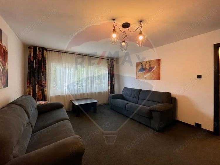 Apartament cu 4 camere decomandat în Noua