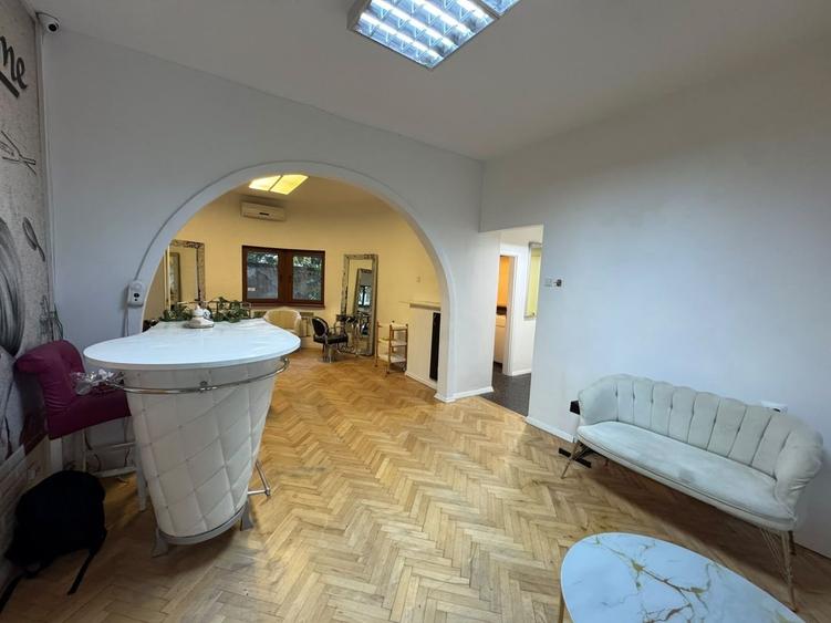 Apartament cu 3 camere semidecomandat în P-ța Victoriei