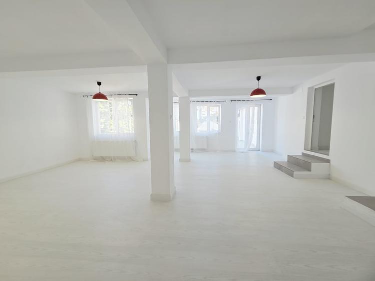 Casă cu 10 camere cu Canalizare în Central