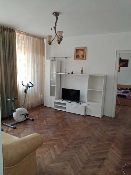 Apartament cu 3 camere semidecomandat în Nord