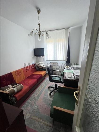 Apartament cu 4 camere semidecomandat în Central