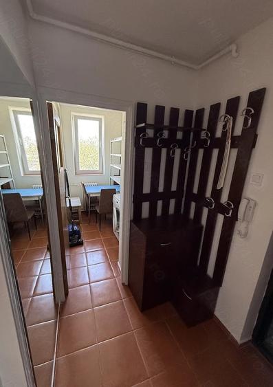 Apartament cu 3 camere semidecomandat, mobilat în Apusului