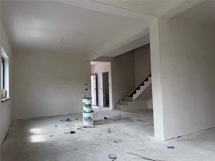 Casă cu 4 camere cu Teren 370 Mp în Moșnița Veche