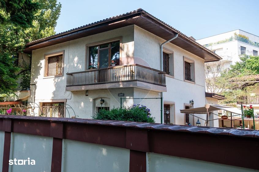Casă cu 8 camere cu Teren 524 Mp în Aviatorilor