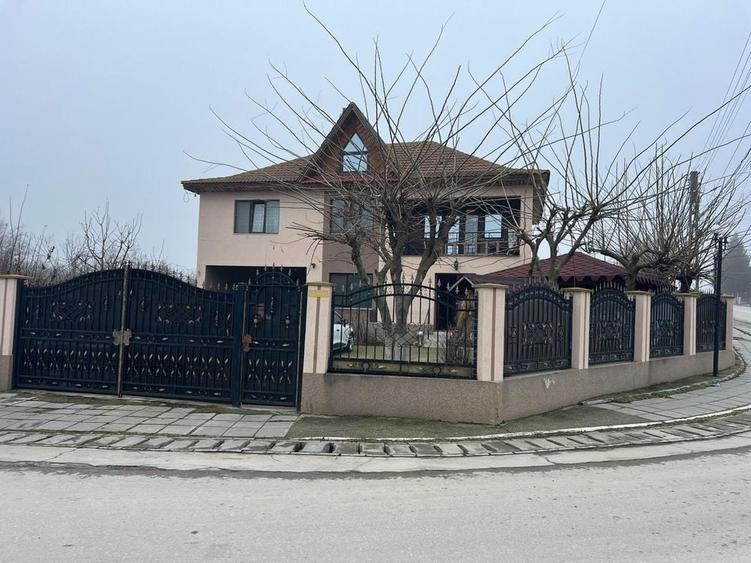 Casă cu 4 camere în Central