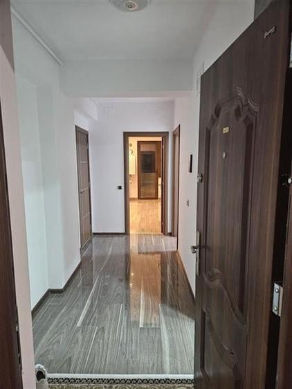 Apartament cu 2 camere decomandat în Tractorul