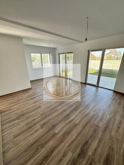Duplex cu 4 camere cu Canalizare în Săcălaz