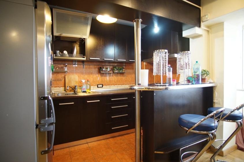 Apartament cu 3 camere decomandat, mobilat în Nerva Traian