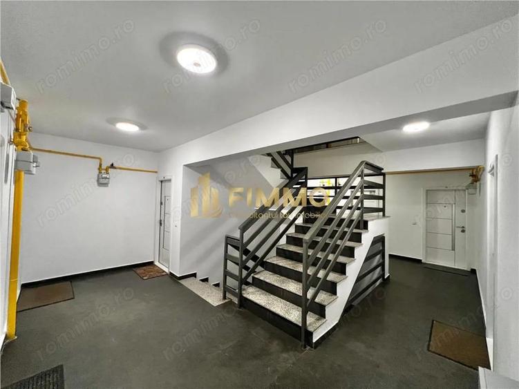 Apartament cu 3 camere semidecomandat în Periferie