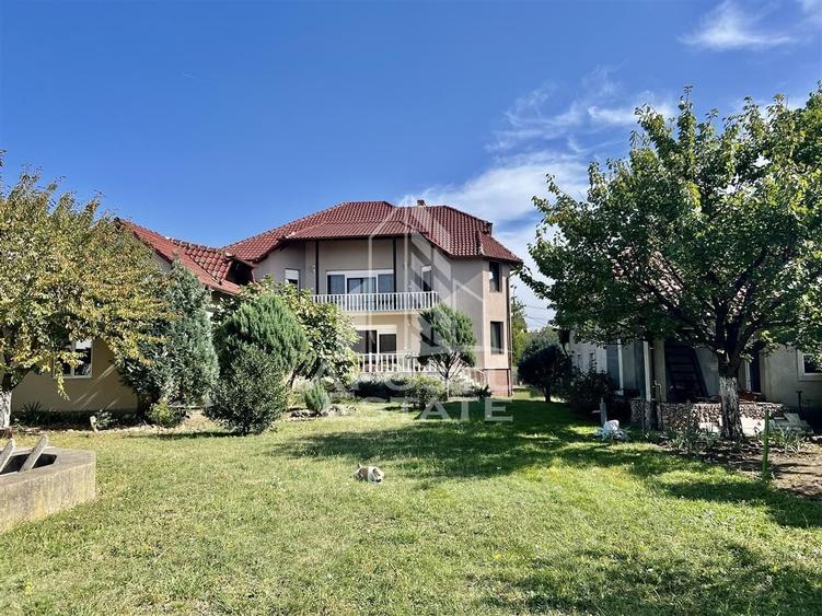 Casă individuală cu 9 camere cu Canalizare în Grădiște