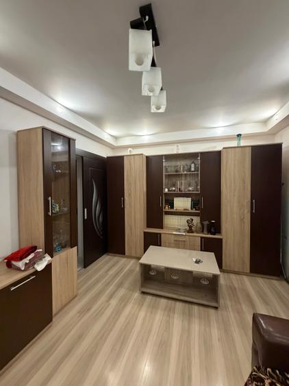Apartament cu 2 camere semidecomandat în Podu Roș