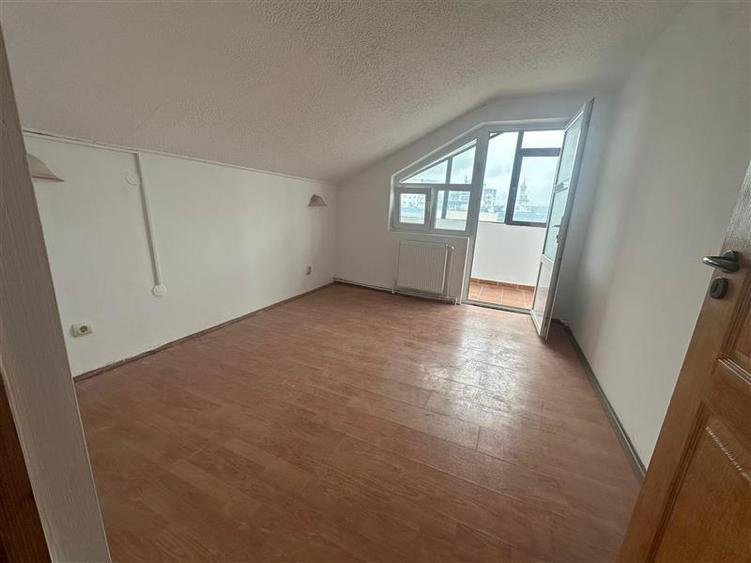 Apartament cu 5 camere decomandat în Gară