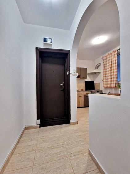 Apartament cu 3 camere semidecomandat, mobilat în Titan