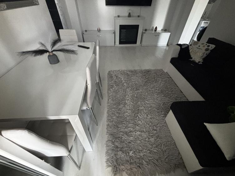 Apartament cu 3 camere semidecomandat în Central