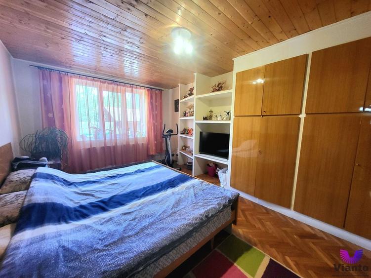 Casă individuală cu 7 camere cu Canalizare în Reșița