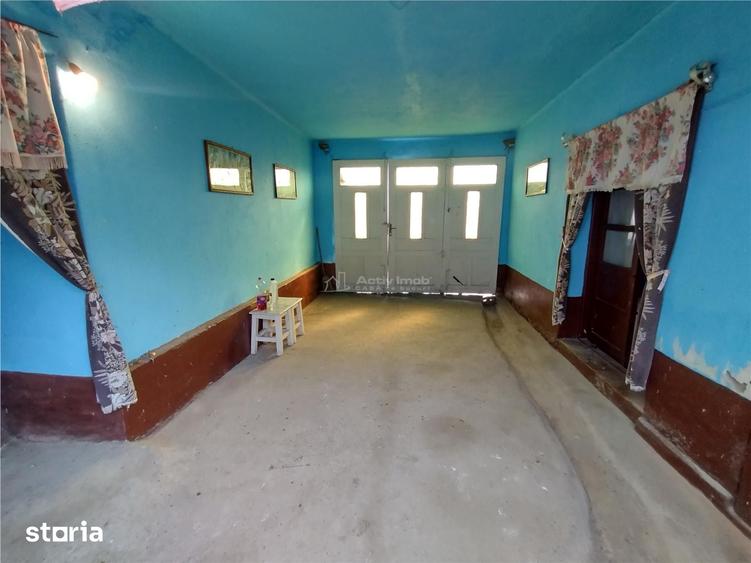 Casă cu 7 camere cu Teren 546 Mp în Socol