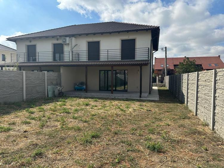 Duplex cu 4 camere cu Canalizare în Dumbrăvița