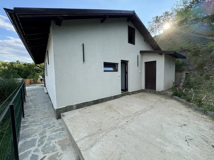 Casă individuală cu 3 camere cu Canalizare în Vălenii de Munte