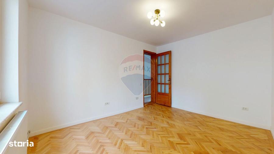 Casă cu 5 camere cu Teren 540 Mp în Central