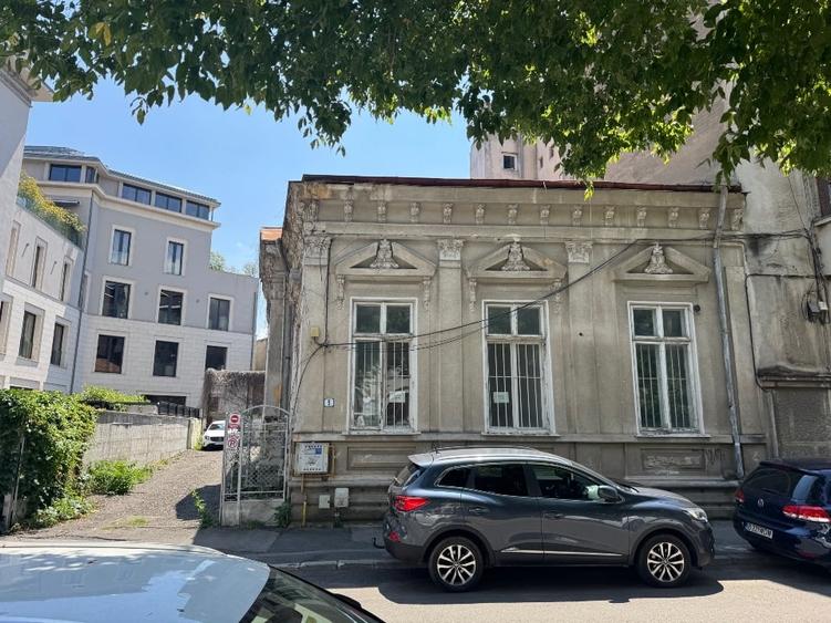 Casă individuală cu 5 camere cu Canalizare în Calea Victoriei