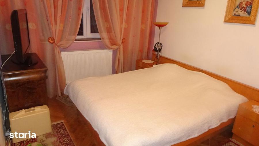 Apartament cu 3 camere decomandat în Scărișoara
