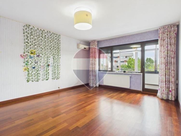 Apartament cu 6 camere decomandat în Sisești
