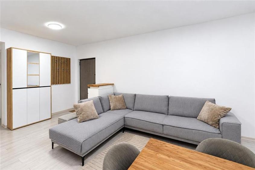 Apartament cu 3 camere decomandat, mobilat în Triaj