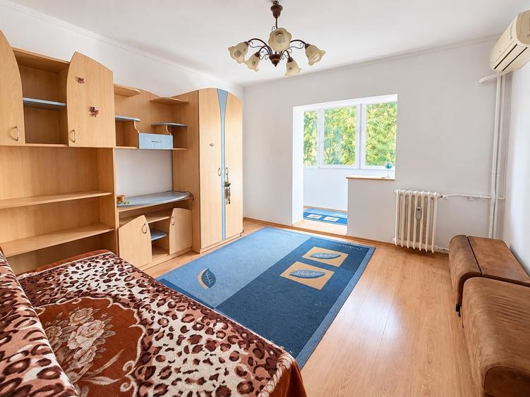 Apartament cu 4 camere decomandat în Decebal