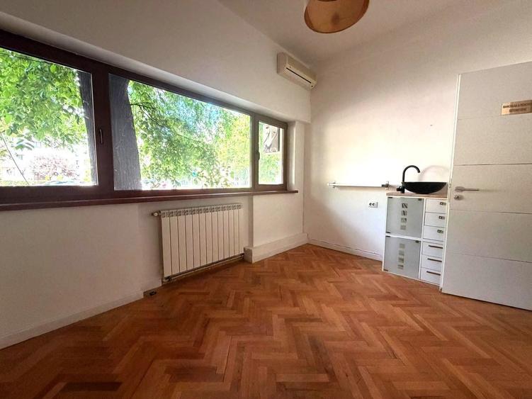 Apartament cu 4 camere în P-ța Victoriei